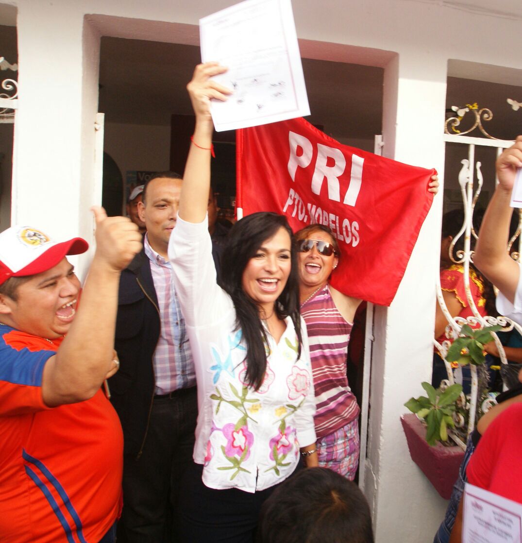 Laura Fernández celebra su triunfo en Puerto Morelos.