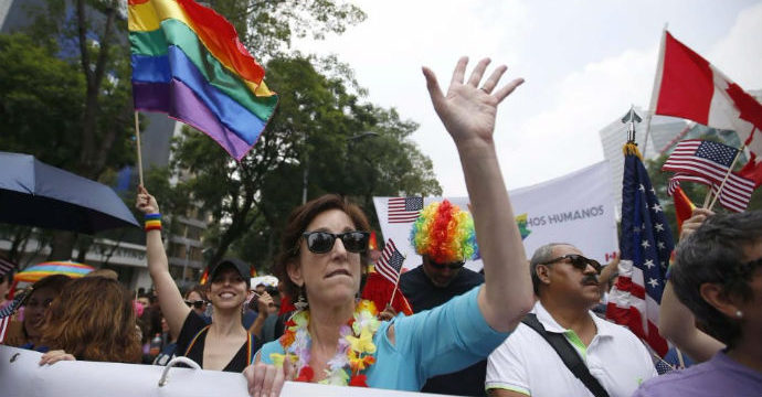 Roberta Jacobson, embajadora de EU, se unió a la marcha gay en la Ciudad de México.