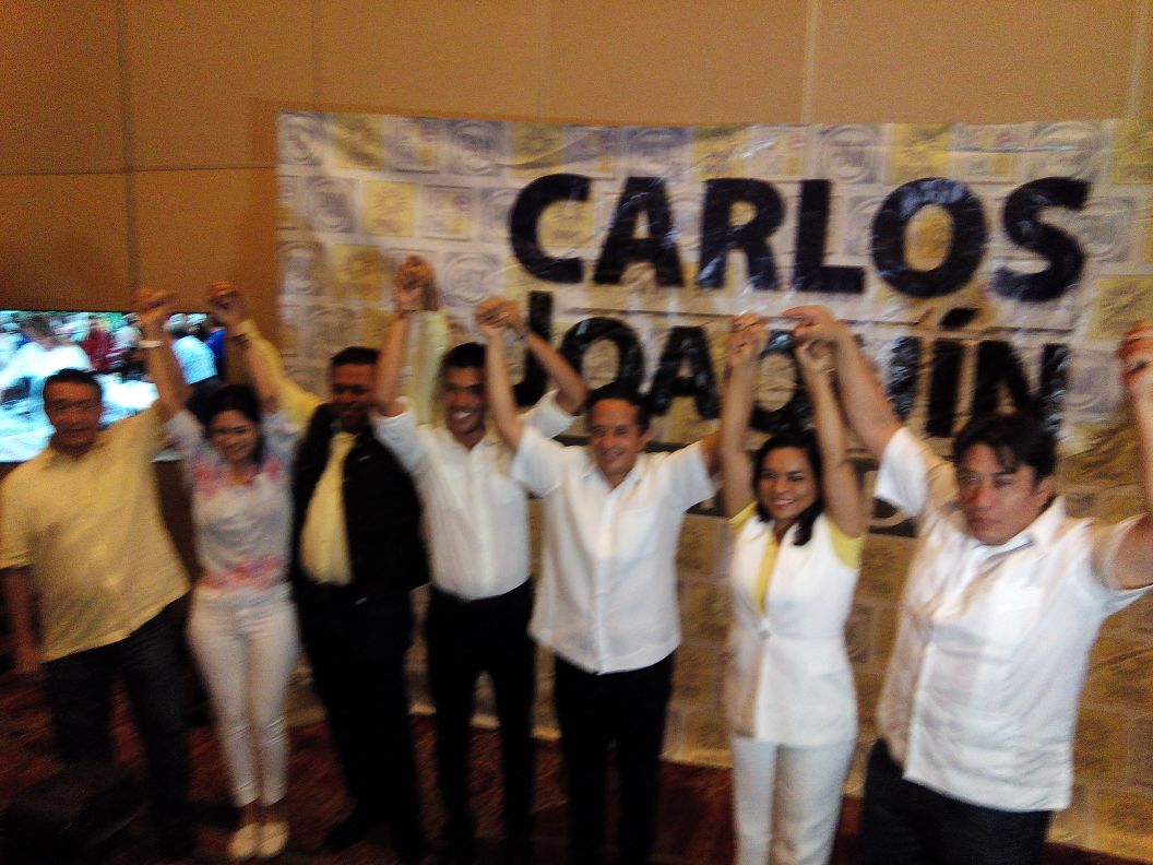 Carlos Joaquín al finalizar su conferencia de prensa en la que dijo que iba adelante en la elección "por alrededor de siete puntos" sobre el candidato del PRI.
