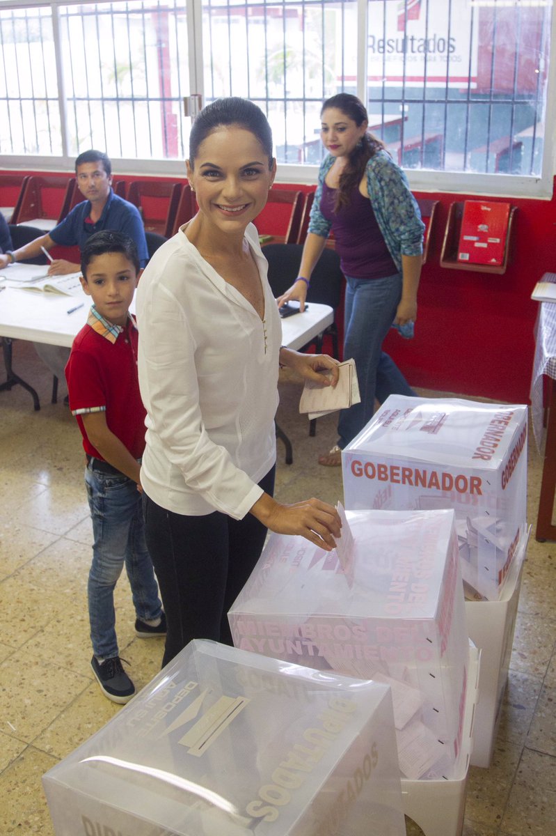 Gina Ruiz Chávez al emitir su voto,  durante la jornada electoral del domingo.