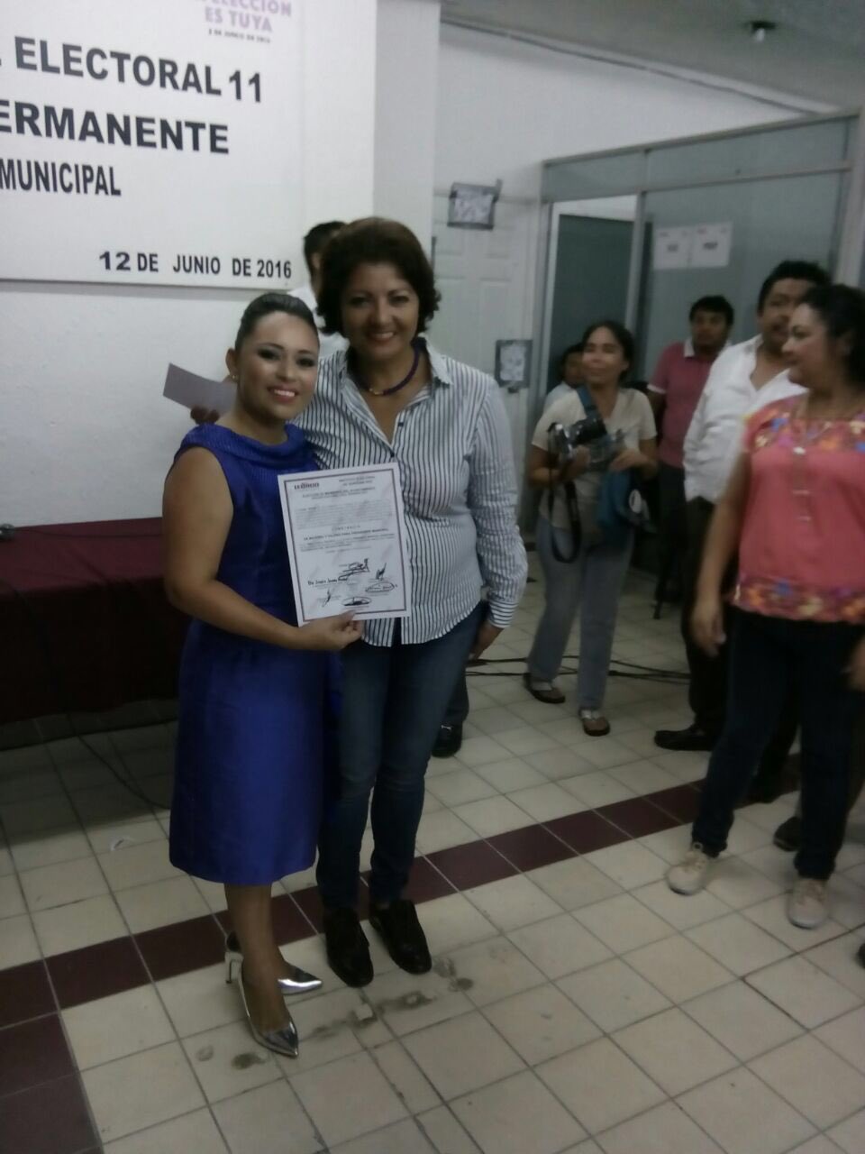 Perla Tun, primera presidenta municipal electa de Cozumel, recibe su constancia de mayoría.