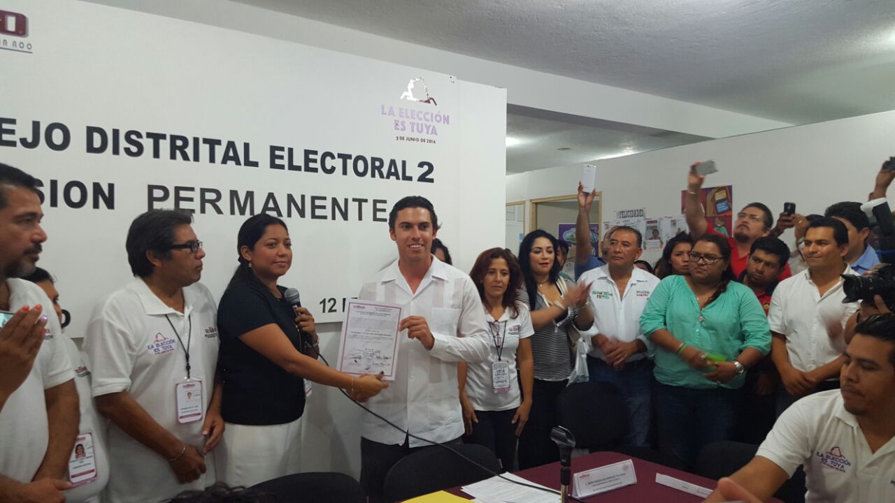 Remberto Estrada, de la alianza PRI-PVEM-Panal, al recibir su constancia de mayoría en Benito Juárez.