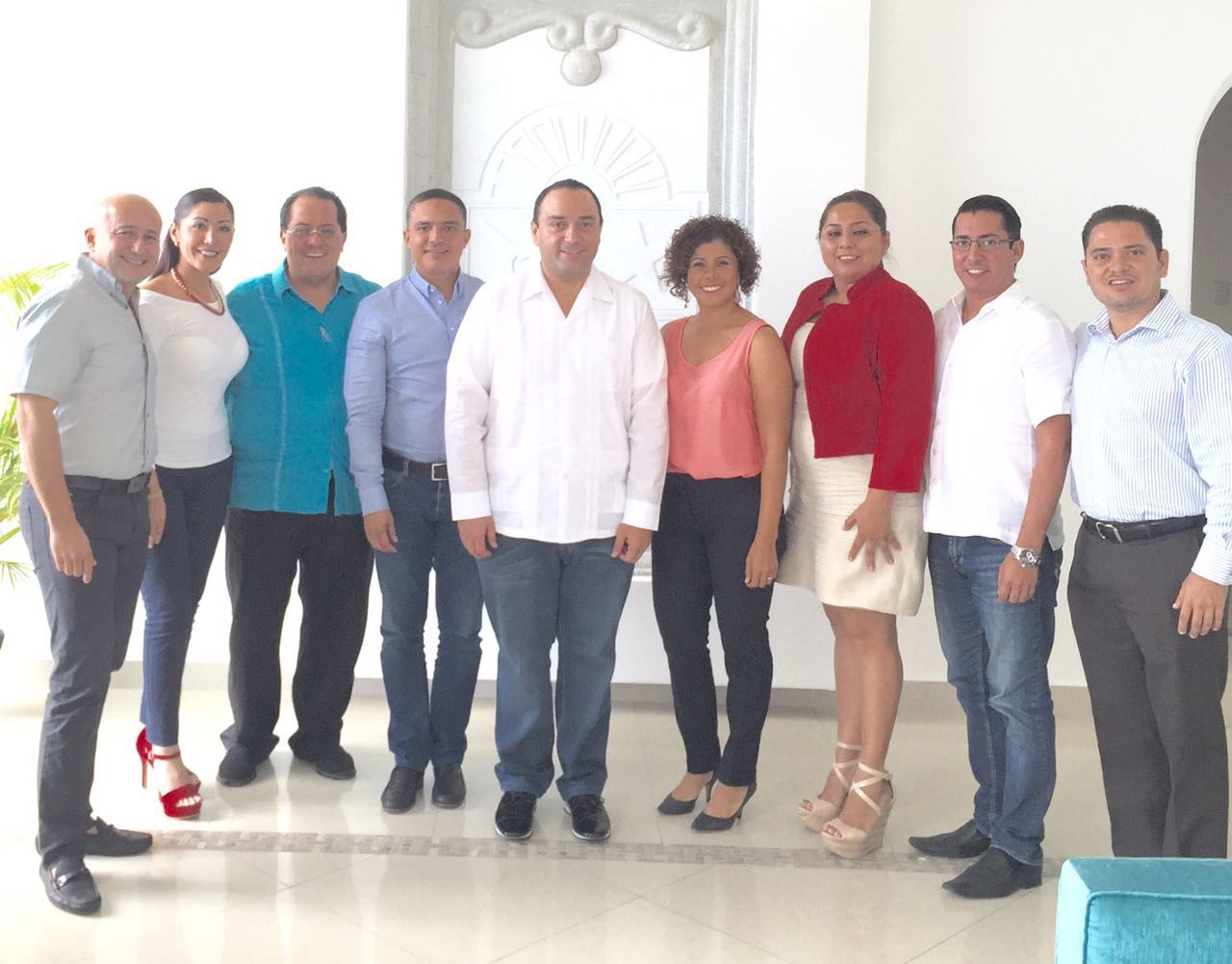 Roberto Borge, gobernador de Quintana Roo, y el delegado del PRI, Manuel Andrade Díaz, con los diputados priistas que integrarán la próxima legislatura de Quintana Roo.