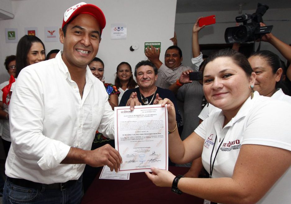 Juan Carrillo recibe su constancia de mayoría en Isla Mujeres.