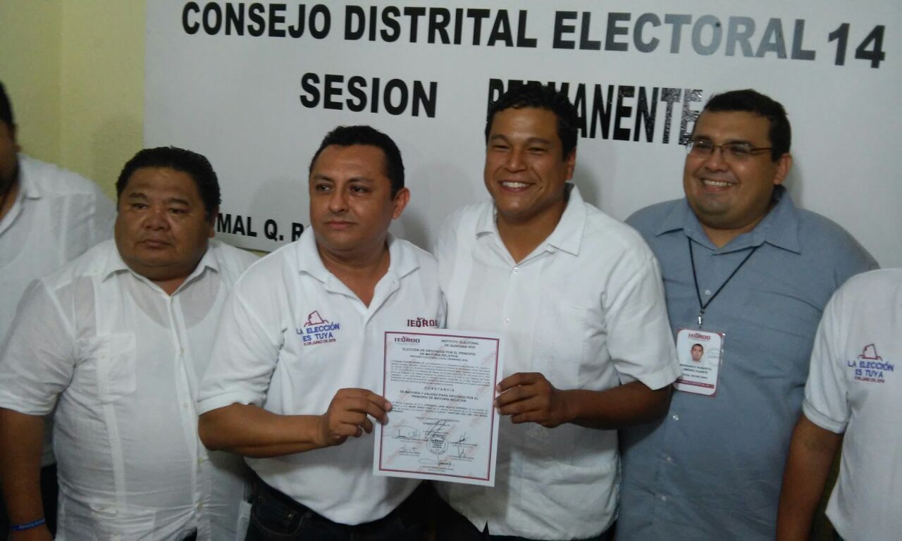 El panista Fernando Zelaya recibe la constancia de mayoría como diputado electo por el Distrito IX.