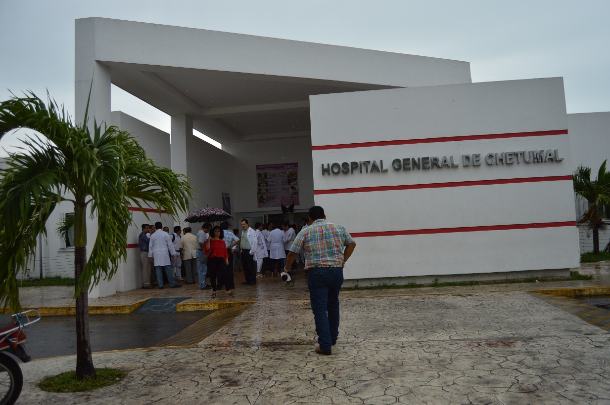 Protestan médicos en Hospital General de Chetumal. (Foto: Ángel Solís)