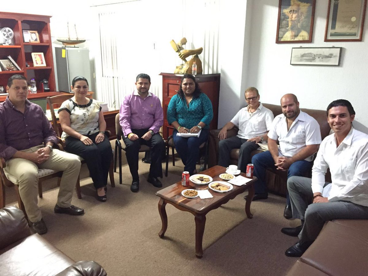 Dirigentes del PVEM en la reunión con Víctor Vivas, presidente del Teqroo.