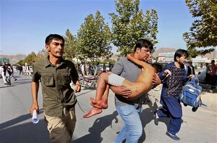 Un niño herido es llevado a un hospital después de una explosión contra una marcha de protesta en Kabul, Afganistán, el sábado 23 de julio de 2016. (AP Foto/Rahmat Gul)
