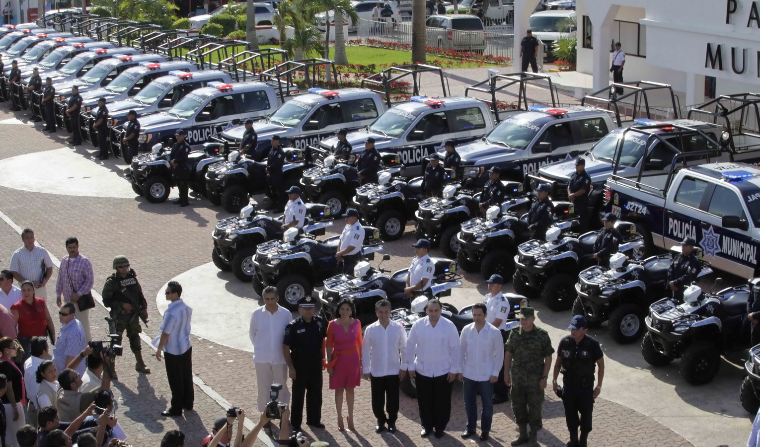 El 18 de diciembre del 2013, el Gobernador Roberto Borge realizó una ceremonia para anunciar la entrega de 41 patrullas y 20 motos, en las que supuestamente se invirtieron 30 millones de pesos, al Alcalde de Solidaridad, Mauricio Góngora. En realidad, esas patrullas habían sido rentadas a una Sofom de un ex funcionario de Peña Nieto.