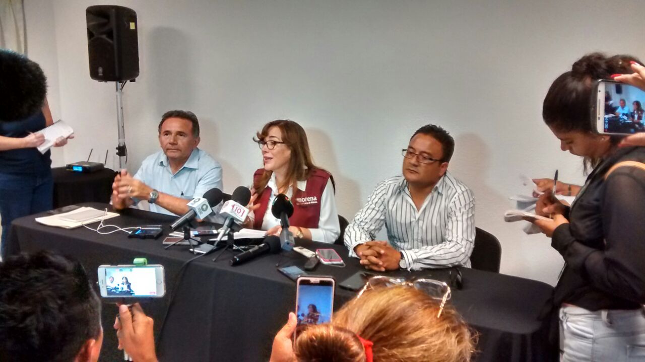 José Luis Pech Várguez y Yeidckol Polevnsky en rueda de prensa en Cancún.