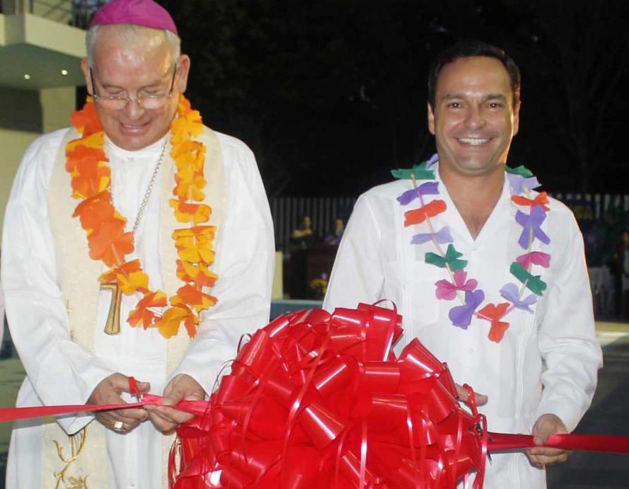 El obispo Pedro Pablo Elizondo, de la Prelatura Cancún-Chetumal, de los Legionarios de Cristo, y el Alcalde de Benito Juárez, Paul Carrillo.