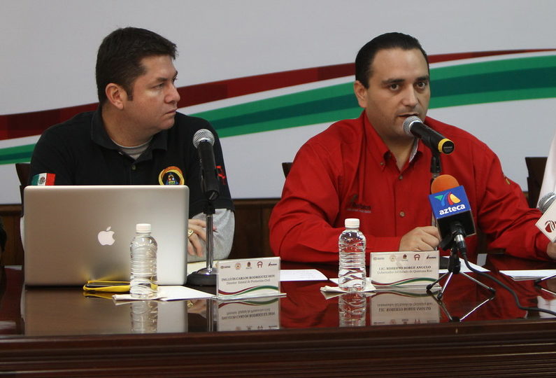 Luis Carlos Rodríguez Hoy, coordinador de Protección Civil, con Roberto Borge. Rodríguez Hoy supuestamente se negó a avalar contrato millonario a empresa por Atlas Estatal de Riesgo.