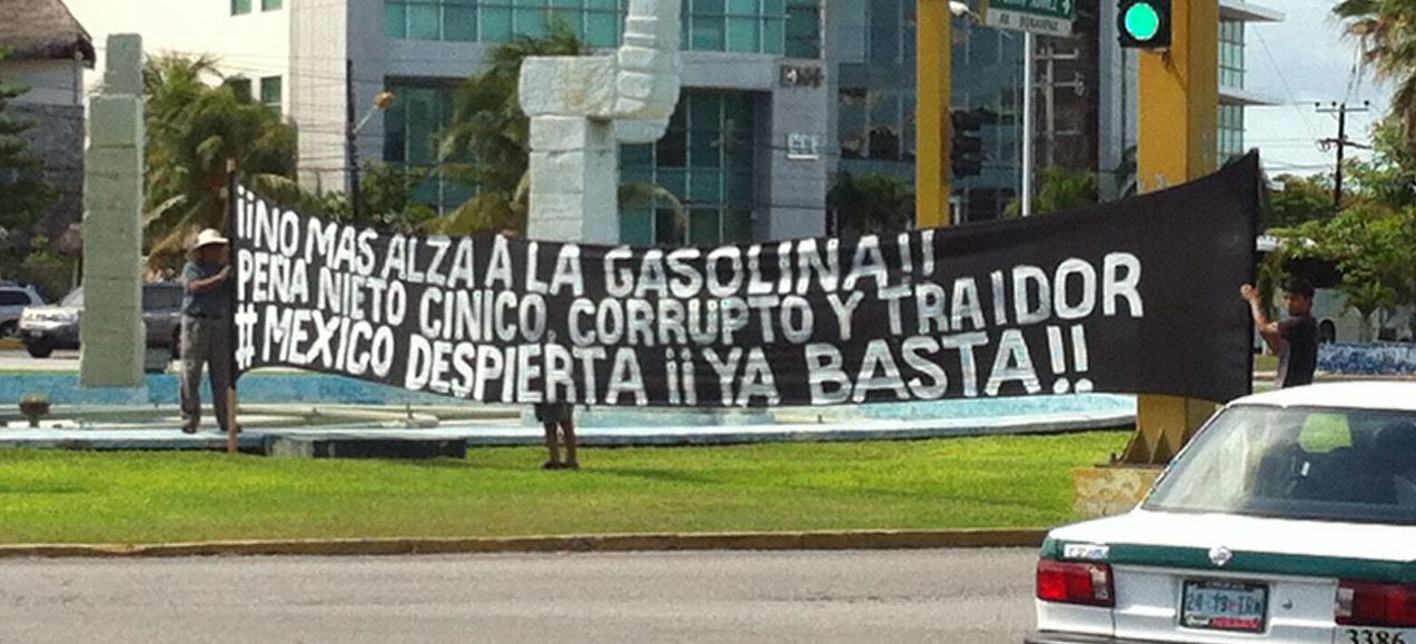 La mañana del domingo se realizó una protesta contra los gasolinazos en la entrada de la Zona Hotelera de Cancún. | Foto: @RenatadelRio