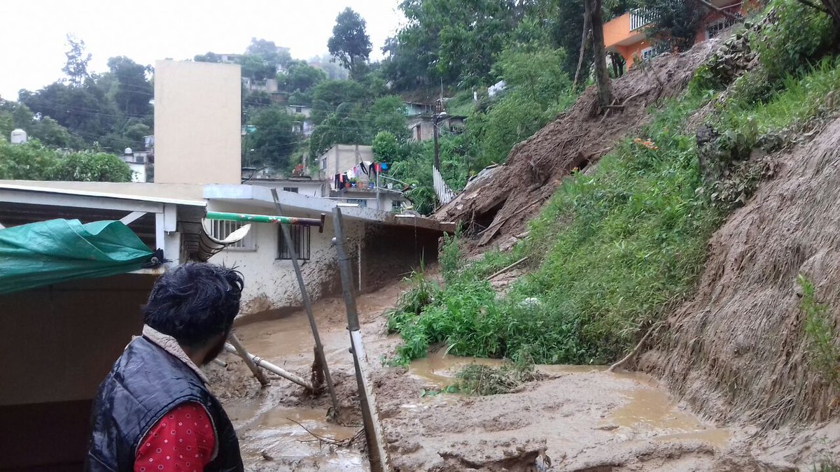 Aspecto de un deslave ocurrido en Xalapa, Veracruz por las lluvias que dejó la tormenta 'Earl'. (Foto: Quadratín)