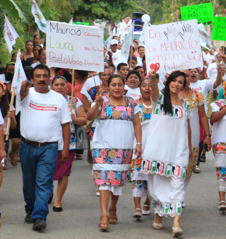 Laura Fernández cuando hizo campaña con los colores del PRI.