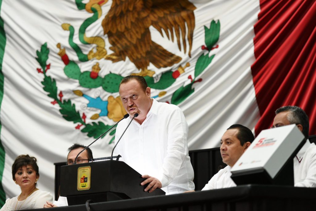 José Esquivel Vargas, presidente de la Mesa Directiva del Primer Mes de sesiones, recibió el Informe.
