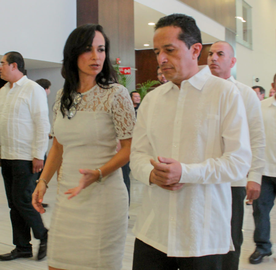 Laura Fernández, alcaldesa electa de Puerto Morelos, y el Gobernador Carlos Joaquín González.