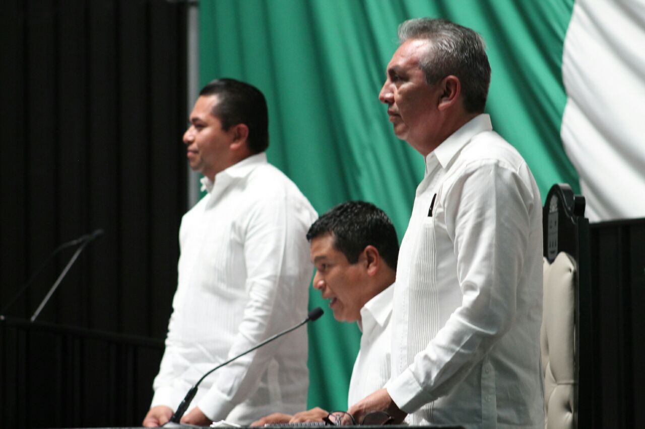 COMISIÓN INSTALADORA: Fernando Zelaya Espinoza, del PAN, como presidente (centro); Ramón Javier Padilla Balam, de la alianza PRI-PVEM-Panal, como vicepresidente y Emiliano Ramos, del PRD, como secretario.