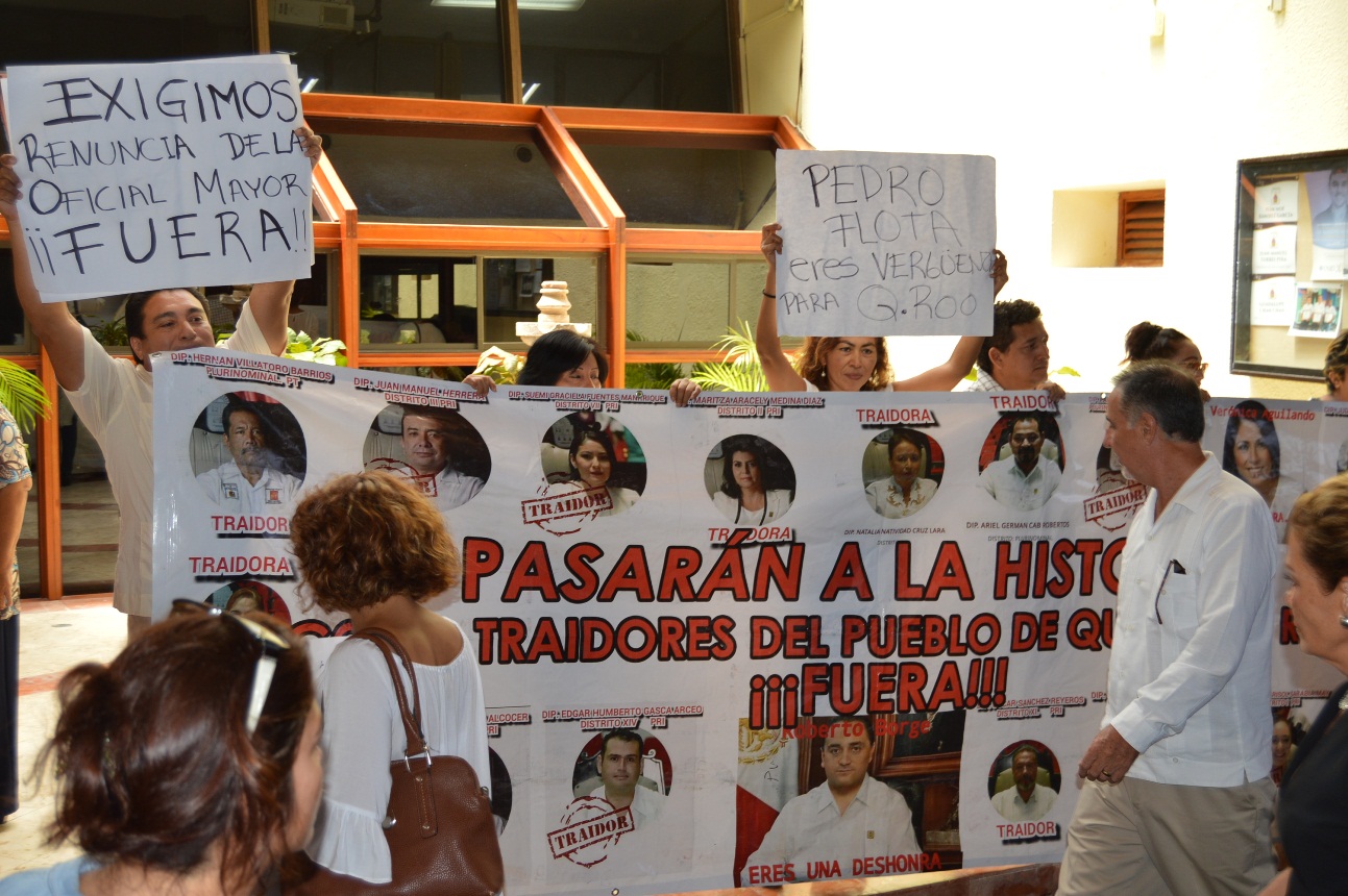 Protesta afuera del salón de sesiones del Congreso contra los diputados de la XIV Legislatura que aprobaron el 'paquete de impunidad' de Roberto Borge.