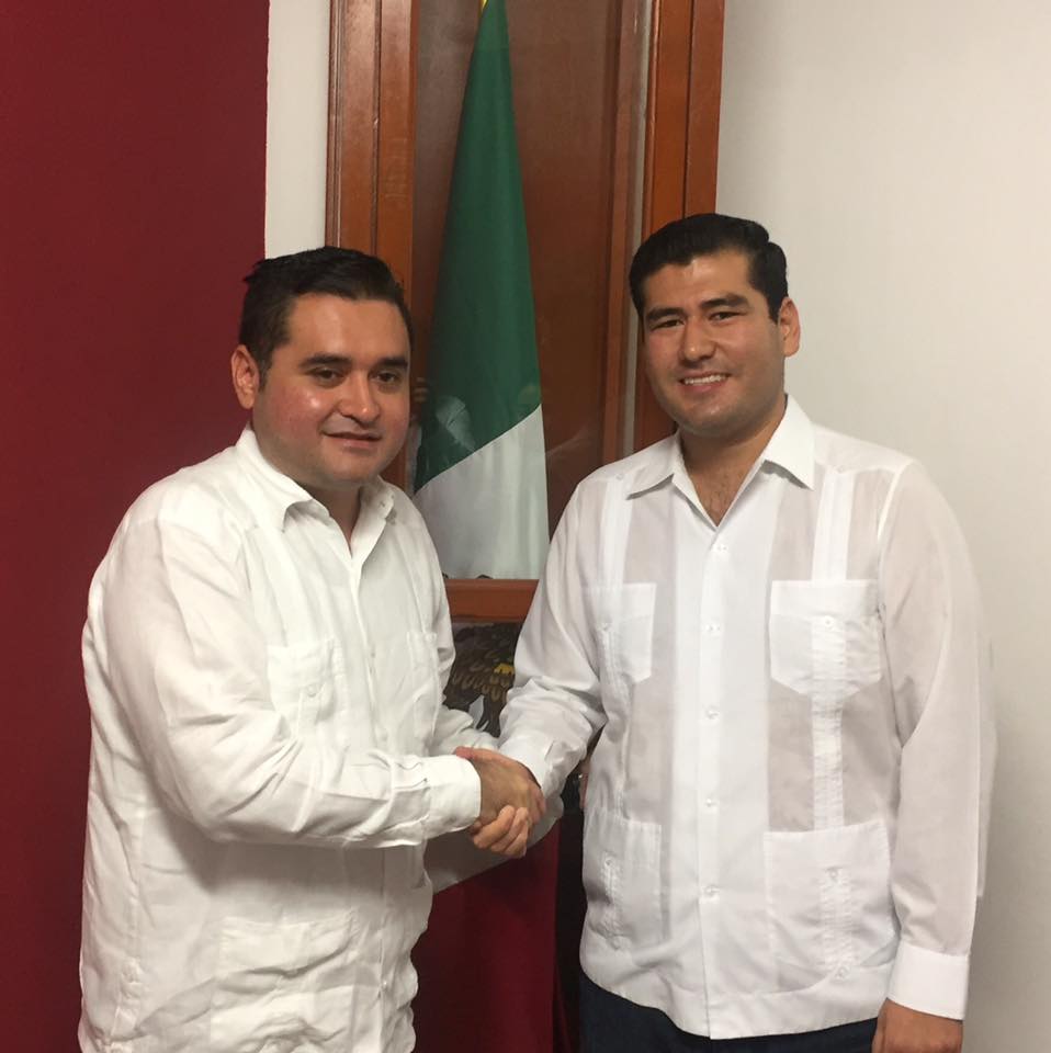 El secretario del Ayuntamiento de Benito Juárez con Fabián Gamboa Song.