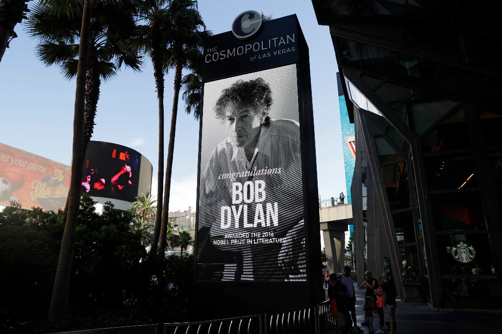 Un cartel afuera del hotel Cosmopolitan de Las Vegas, donde se presentó ayer, felicita a Bob Dylan por haber ganado el Nobel de Literatura. Foto Ap