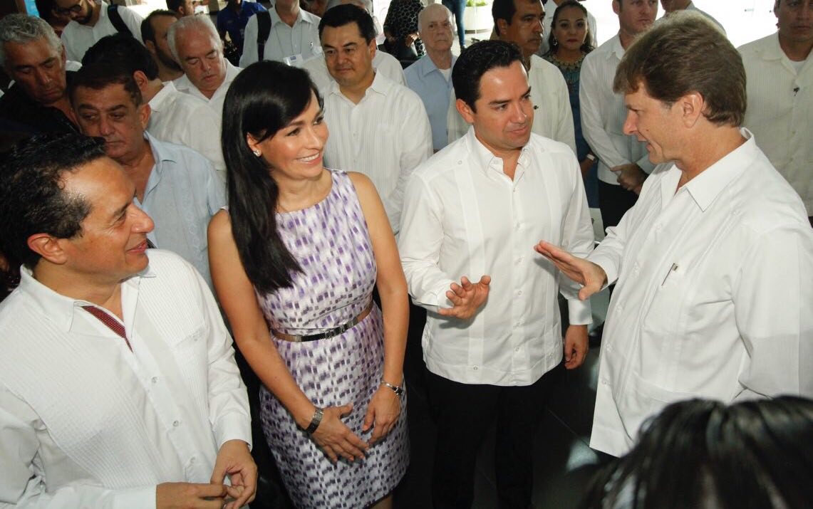 El diputado federal Toledo Medina fue entrevistado durante el arranque del Cancún Travel Mart. En la foto, con el gobernador Carlos Joaquín González, la alcaldesa de Puerto Morelos, Laura Fernández, y el secretario de Turismo, Enrique de la Madrid.