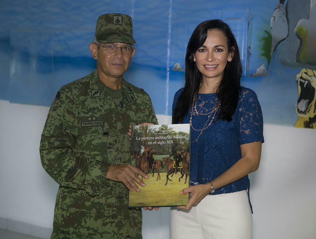 Laura Fernández con el General  Brigadier Diplomado de Estado Mayor Martín Terrones Calvario, comandante de la Guarnición Militar de Cancún.