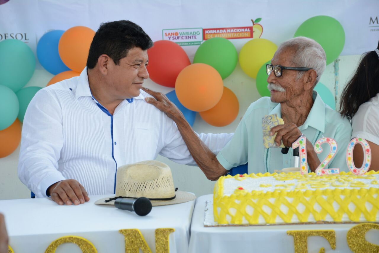 El Alcalde de OPB, Luis Torres Llanes, con Don Chuchito.