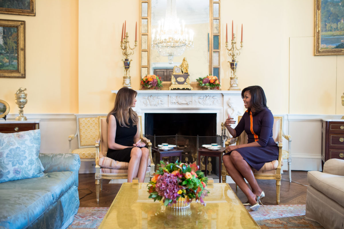 La primera dama de Estados Unidos, Michelle Obama, recibió en la Casa Blanca a Melania Trump. 