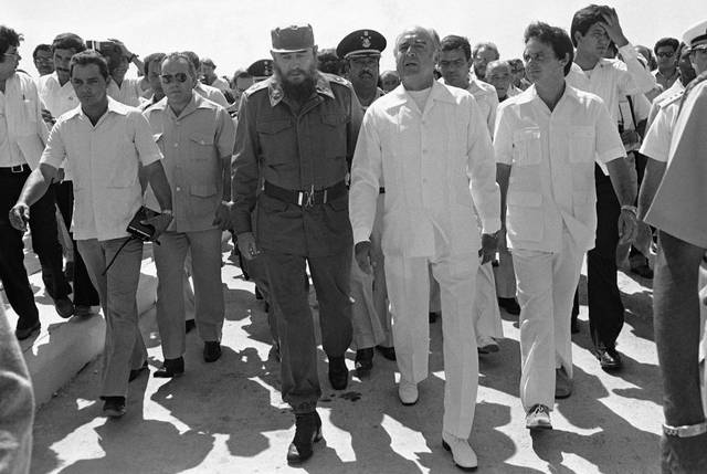 Fidel Castro en Cozumel con José López Portillo, ex presidente mexicano, y Pedro Joaquín Coldwell, ex gobernador de Quintana Roo.