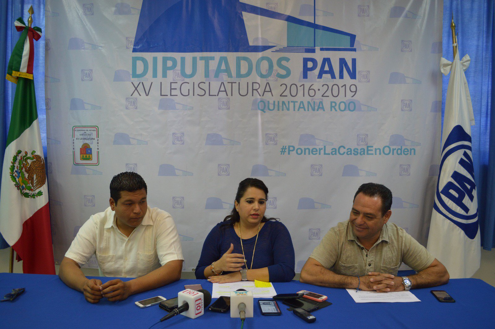 Conferencia de diputados del PAN. De izquierda a derecha: Fernando Zelaya, Mayuli Martínez y Jesús Zetina.