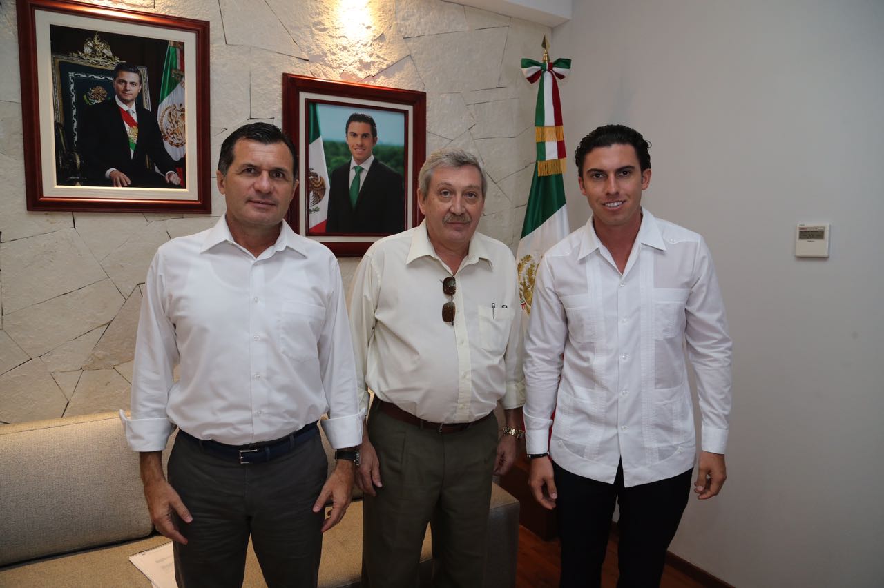 El Alcalde Remberto Estrada Barba con el gerente general de Aguakán Cancún, Roberto Robles Enrique. En la reunión estuvo Roger Espinoza, secretario de Obras Públicas.