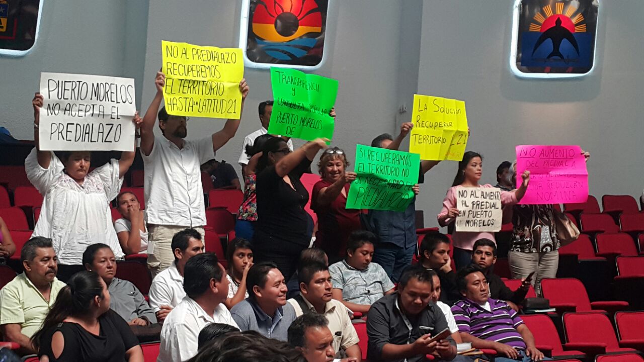 Un grupo de habitantes de Puerto Morelos realizó una protesta en el Congreso de Quintana Roo, durante la aprobación de los ajustes a las tablas de valores catastrales de ese municipio.