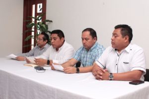 El contralor del Ayuntamiento de Tulum, Luis Arcángel Poot Ku, en rueda de prensa para informar de los desvíos de la anterior administración.