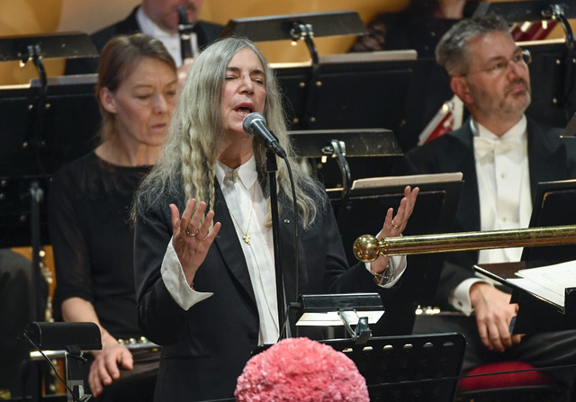 La icono del pop Patti Smith cantó "A hard rain's a-gonna fall", de Bob Dylan, durante la ceremonia en Estocolmo. Foto Jonas Ekstromer / Agencia TT News vía Ap