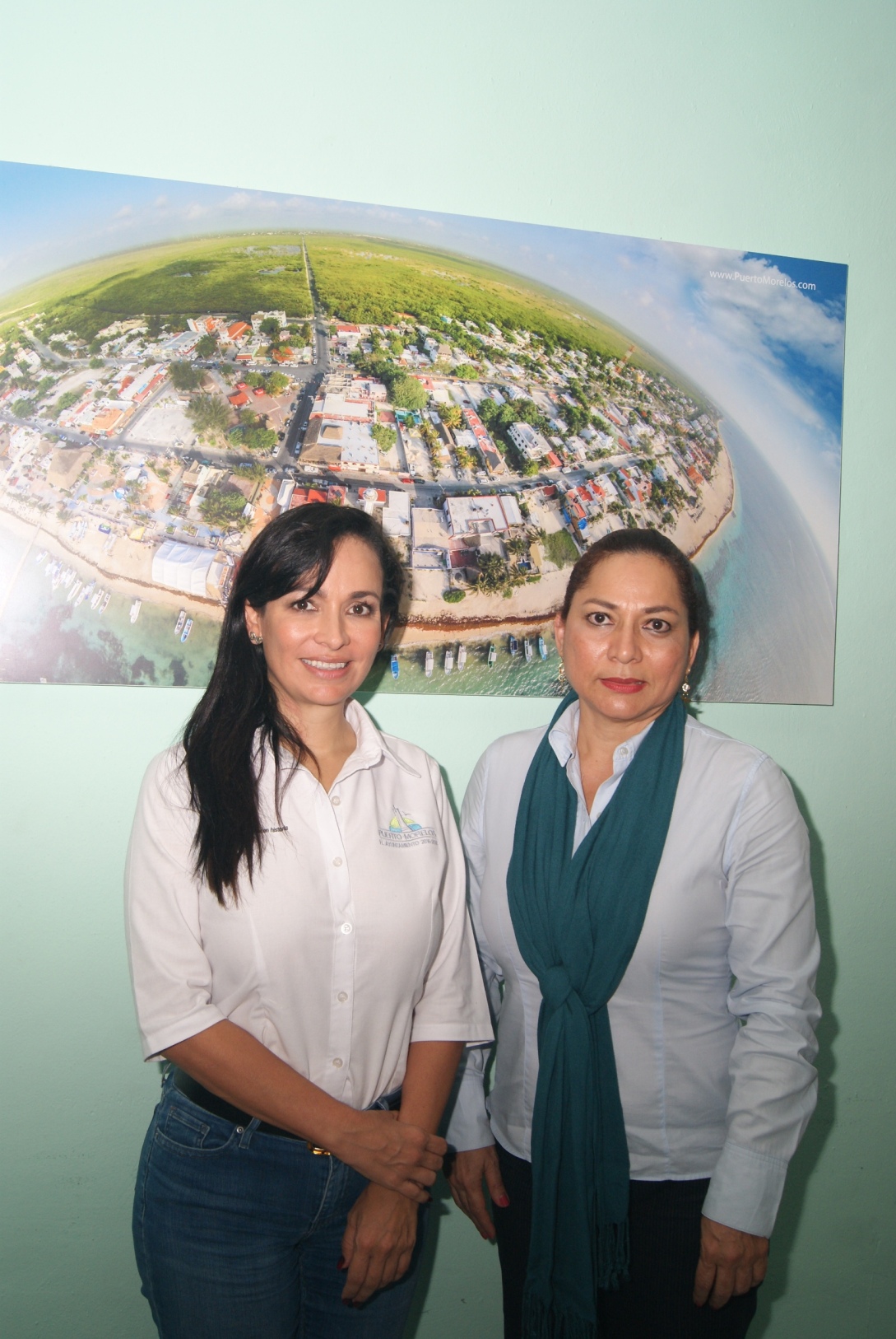 La alcaldesa de Puerto Morelos y la secretaría de Educación.