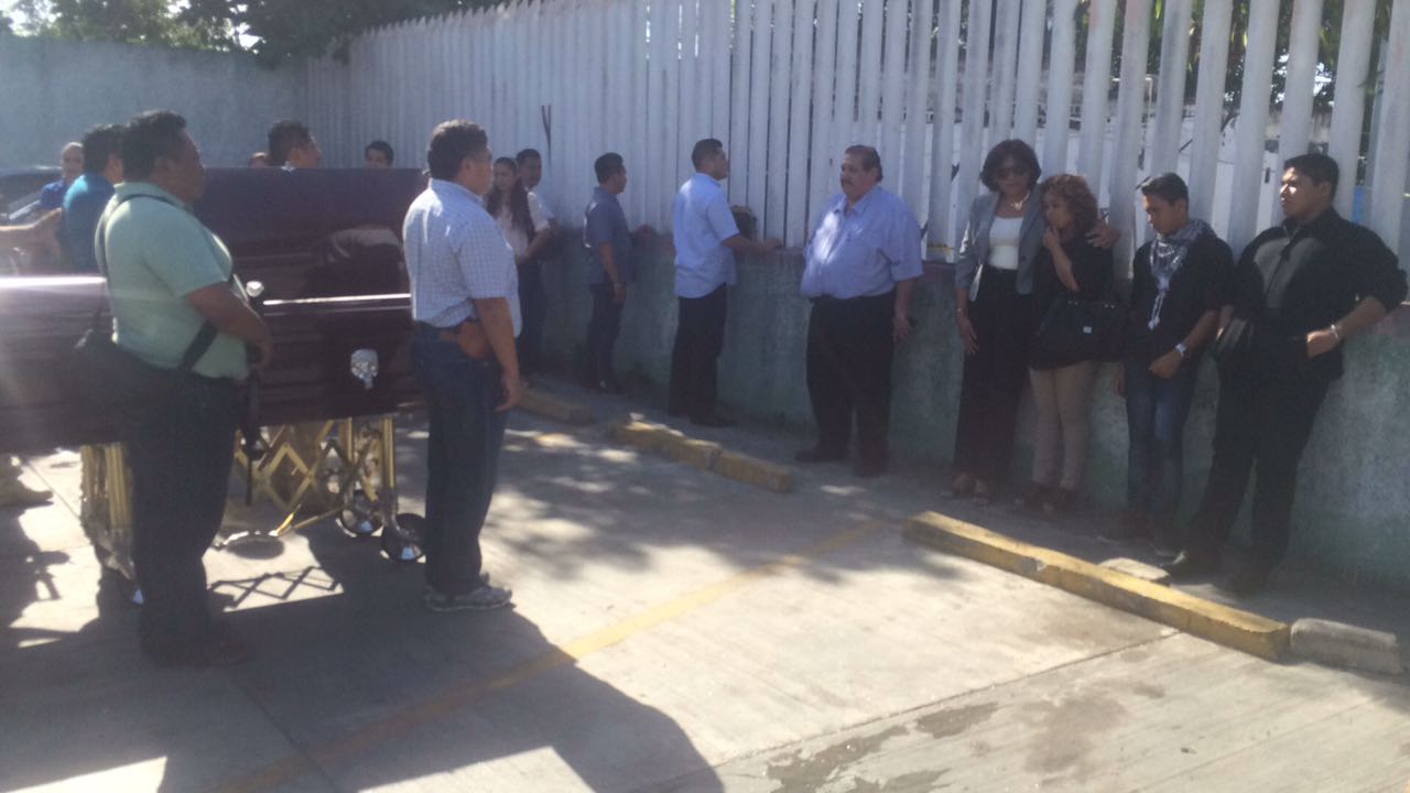 El Fiscal Miguel Ángel Pech Cen estuvo presente en el homenaje de cuerpo presente de Humberto Mora Ochoa, el agente abatido durante el ataque de ayer a las instalaciones de la corporación.