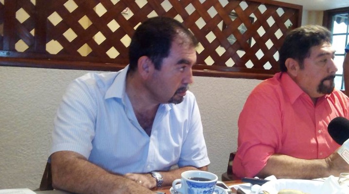 Humberto Aldana y Héctor Ortega, militantes del Movimiento de Regeneración Nacional (Morena).