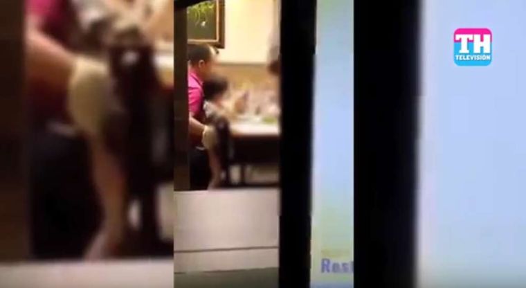 Causa indignación video de un hombre manoseando a una niña en un restaurant...