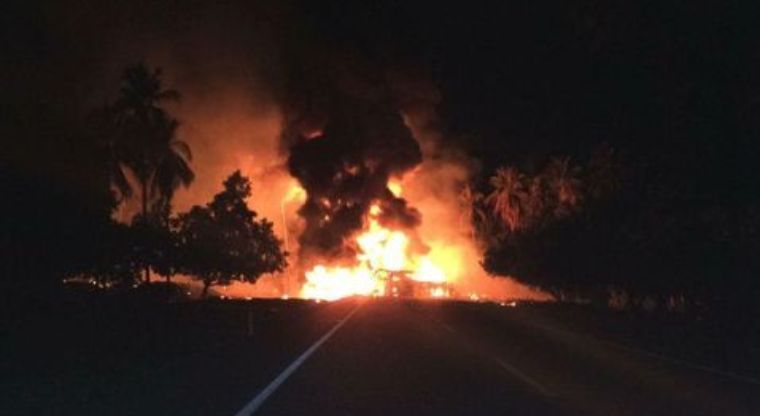 explota_pipa_michoacan-carretera_siglo_21-choque_pipa-autobus-milenio-noticias_milima20170413_0054_8.jpg_594723958