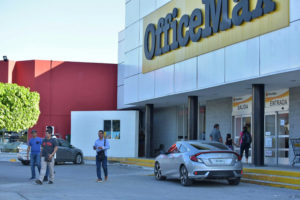 ACTUALIZACIÓN | Robo a mano armado en Office Max de Cancún fue a una  cuentahabiente que retiró $56 mil de una sucursal bancaria y entró a la  tienda a sacar copias - Noticaribe