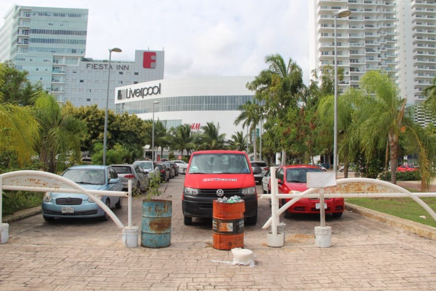 A falta de estacionamientos, ciudadanos usan el malecón tajamar para estacionar sus autos