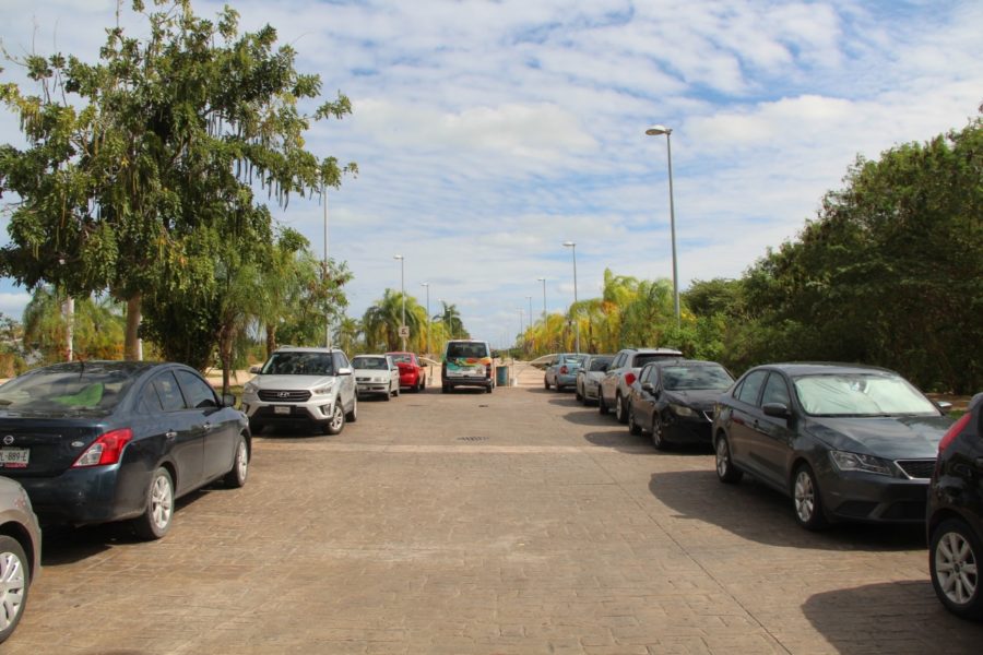 A falta de estacionamientos, ciudadanos usan el malecón tajamar para estacionar sus autos