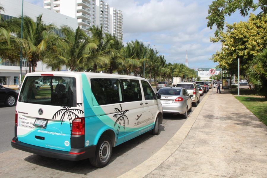 A falta de estacionamientos, ciudadanos usan el malecón tajamar para estacionar sus autos