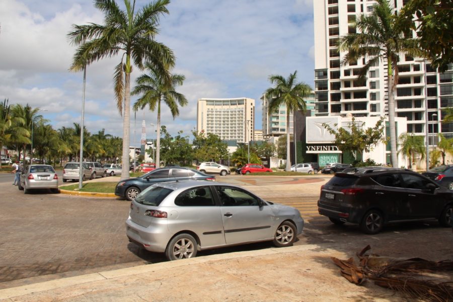 A falta de estacionamientos, ciudadanos usan el malecón tajamar para estacionar sus autos