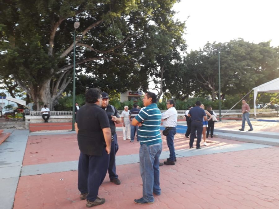 Se manifiestan telefonistas de Cancún en el palacio municipal