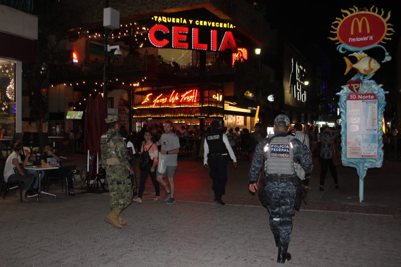 Policías en la Quinta Avenida de Playa del Carmen.