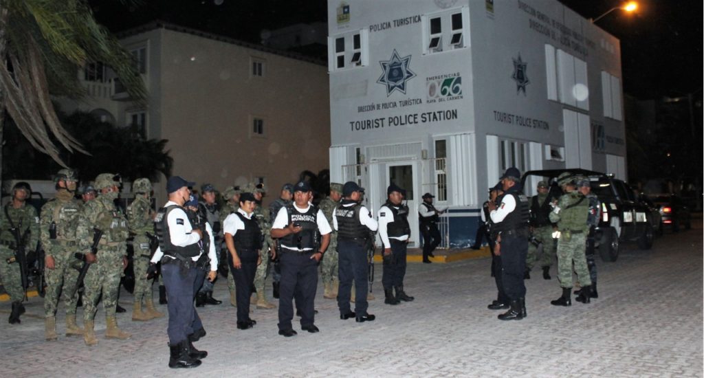 Policías en la Quinta Avenida de Playa del Carmen.