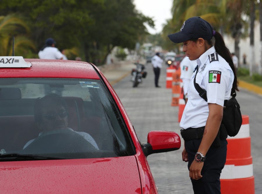 Dirección de Tránsito de Isla Mujeres realiza operativo en vehículos polarizados