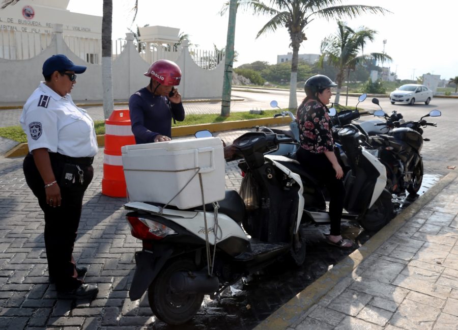 Dirección de Tránsito de Isla Mujeres realiza operativo en vehículos polarizados